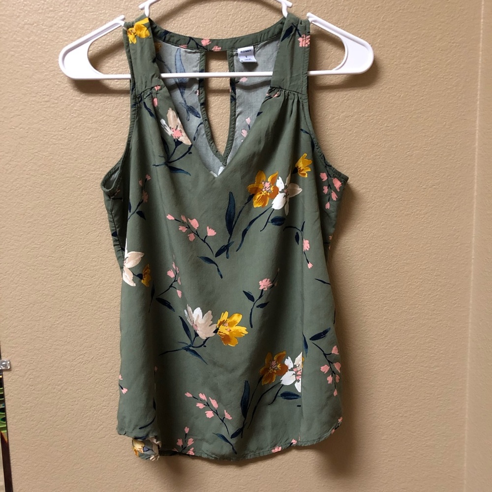 Old Navy floral tanktop with back cutout detail